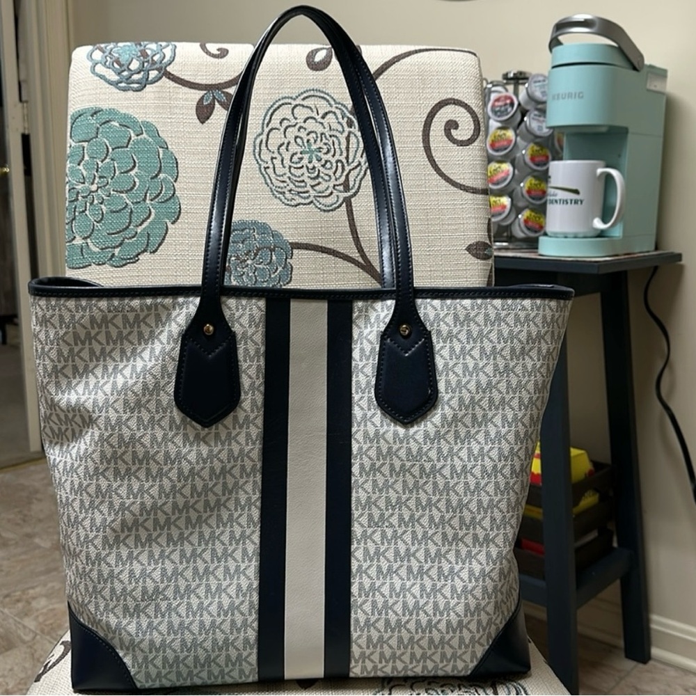 Michael Kors Navy and White Tote Bag - Picture 2 of 9